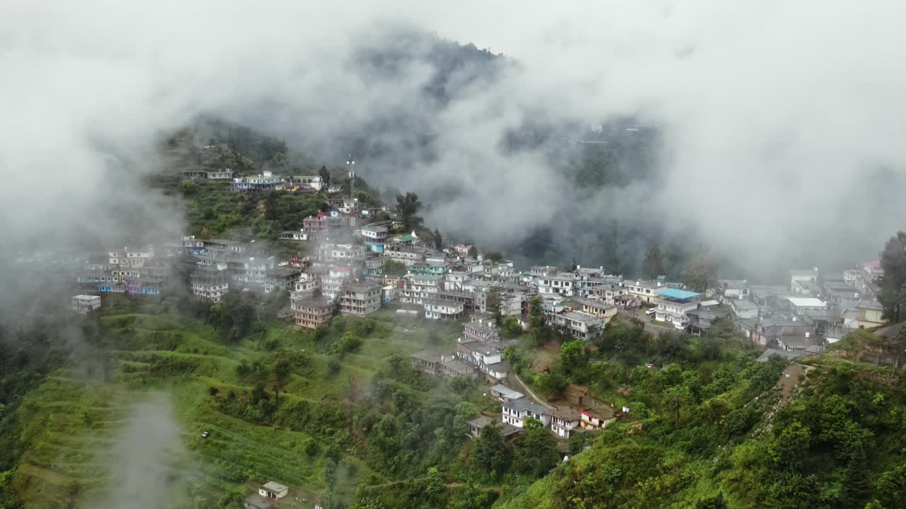 印度北阿坎德邦穆索里附近的小镇鸟瞰图，位于山顶。视频素材