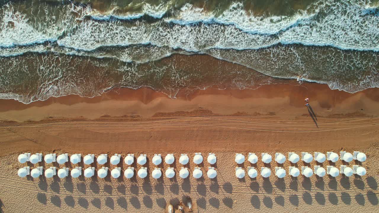 鸟瞰沙滩和地中海冲浪视频素材