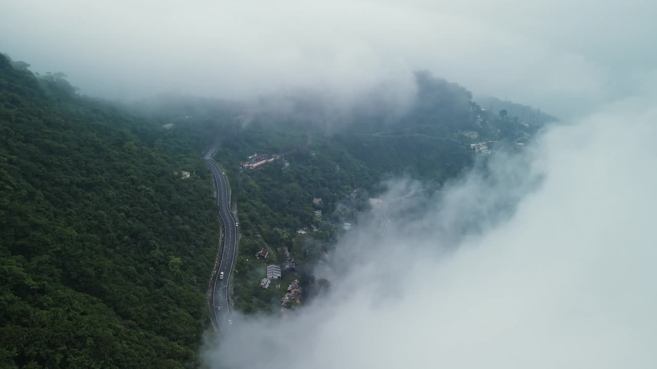 印度北阿坎德邦纳伦德拉那加，特赫里加尔瓦尔，山上的小镇鸟瞰图。雾天里印度的山路。视频素材