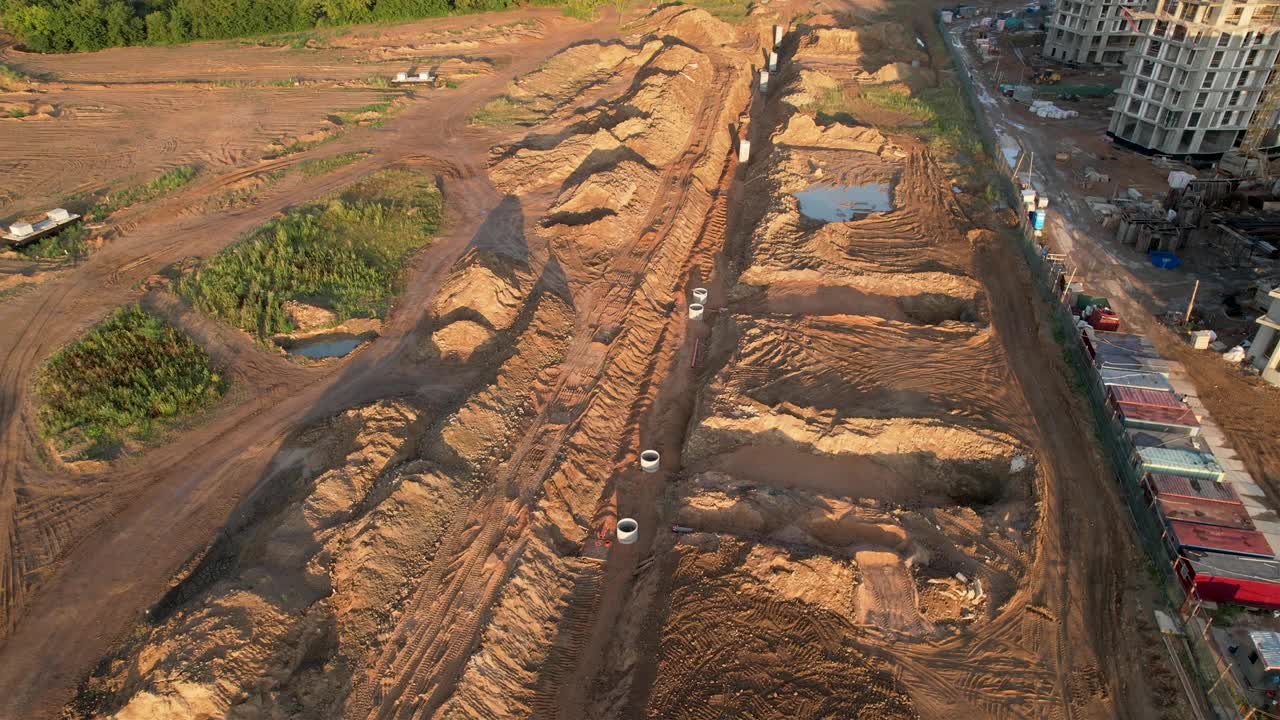 铺设地下雨水管及排水井。Sewerge建设。视频素材