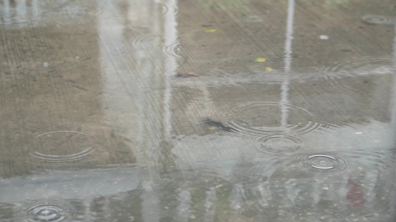 慢高清雨落在路上。视频素材