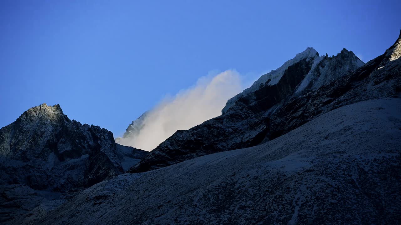 从Dingboche村到珠峰大本营的途中的Ama dablam山的山脊景观视频素材