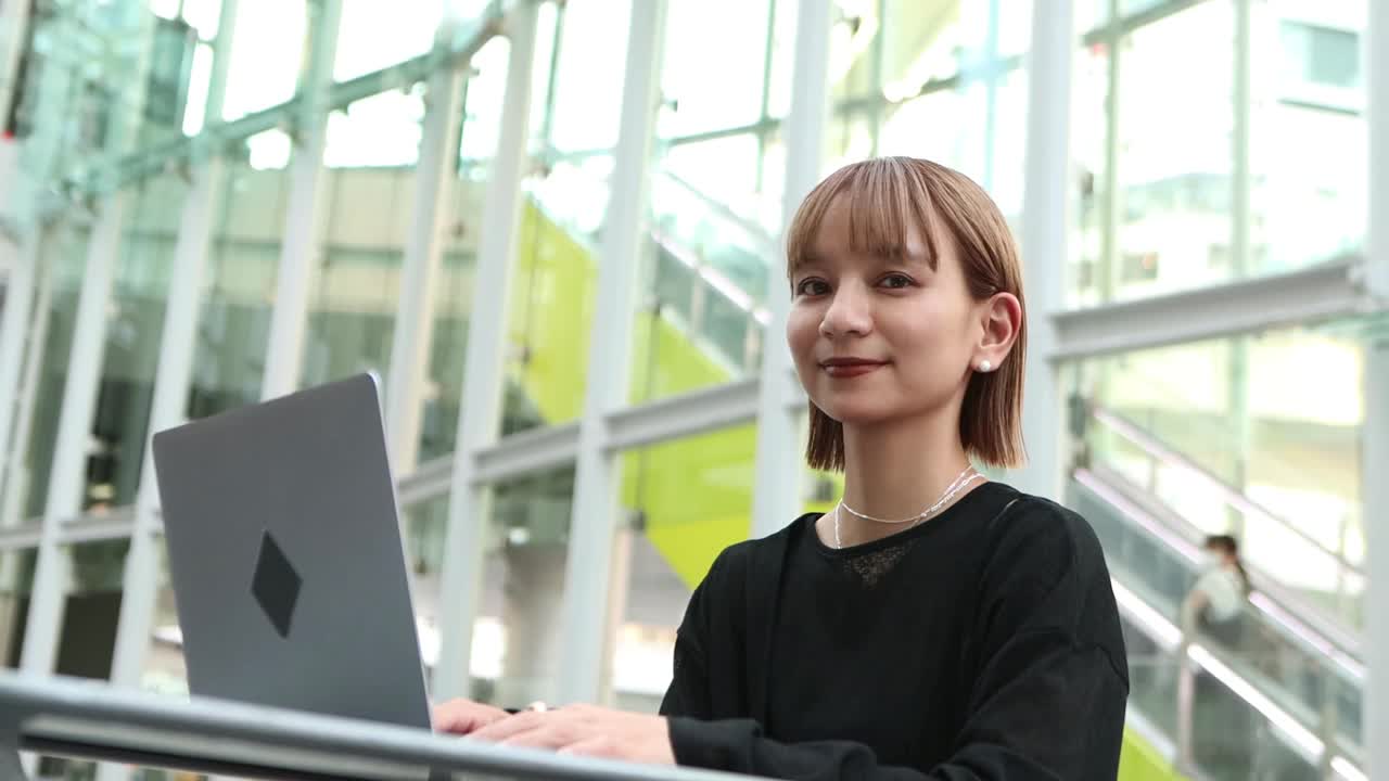 美丽的亚洲年轻女子的肖像视频素材