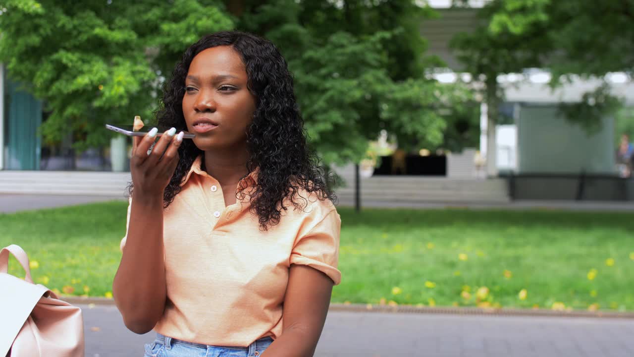 非洲女学生用智能手机录音视频素材