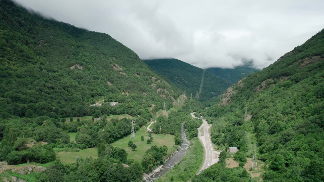 无人机拍摄的高山上柏油路的美景。电力线路。视频素材