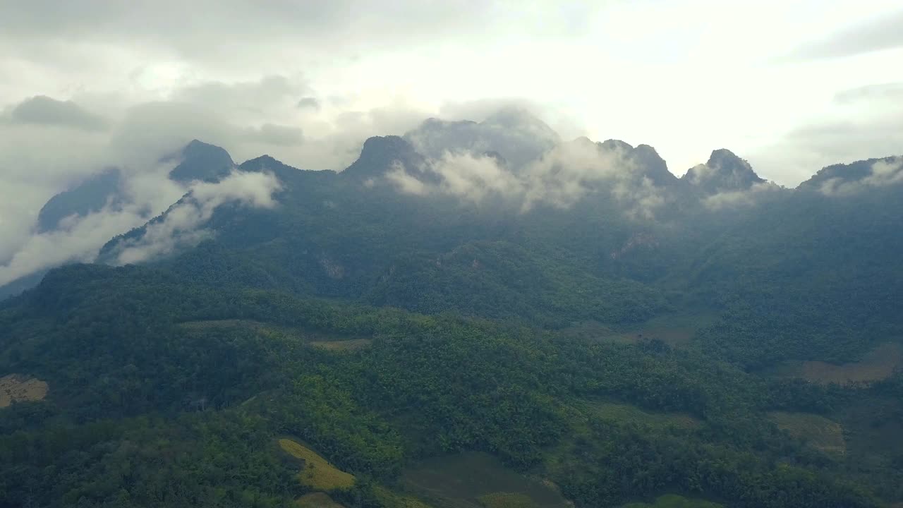 鸟瞰图。飞越高山森林与美丽的云雾，在Doi luang Chiang dao，泰国清迈。视频素材