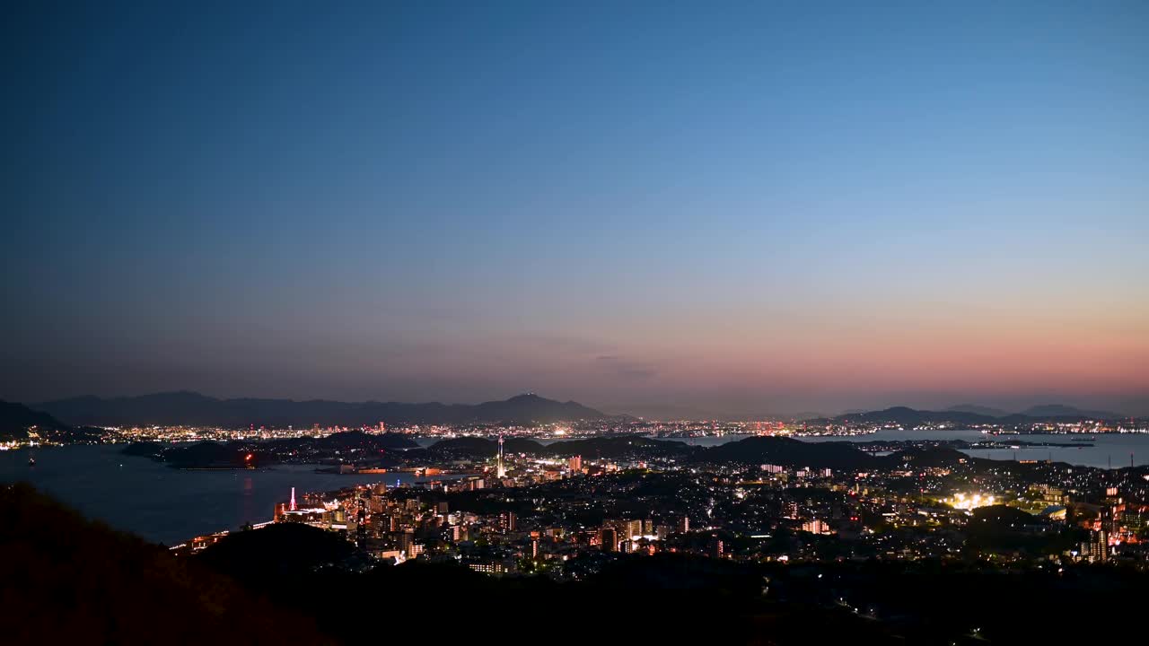 观门海峡的夜景从黄昏开始视频素材