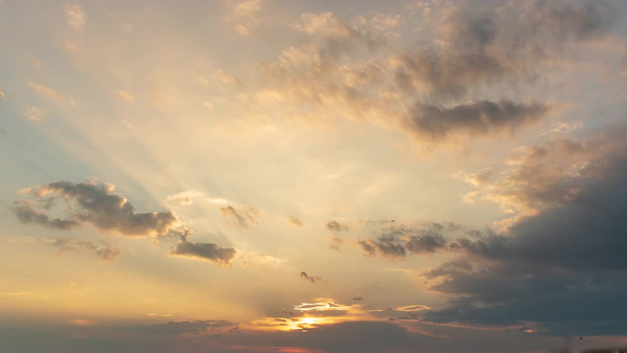 时间流逝戏剧性的日落天空范围美丽的风景黄昏金色的时间充满活力的天空。美丽的风景生动的全景风景黎明戏剧性的天空时间流逝。日出景观金色天空阳光视频素材