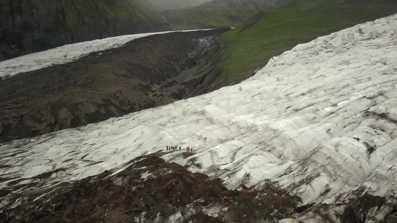 徒步旅行者在Skaftafell冰川旅行，鸟瞰图视频素材