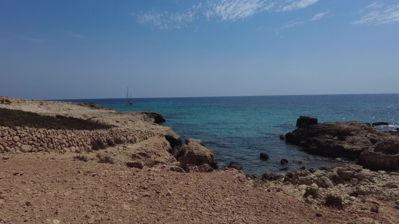 夏天，梅诺卡岛海边的落基海岸线视频素材