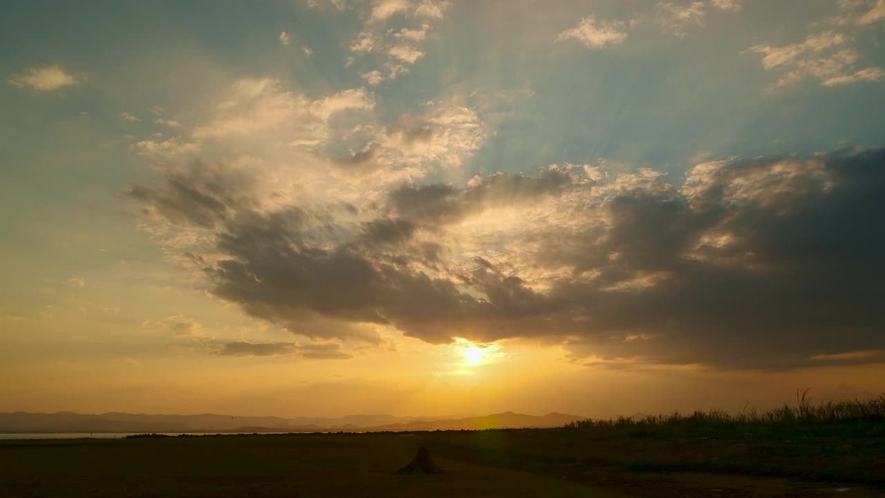 时间流逝戏剧性的日落天空范围美丽的风景黄昏金色的时间充满活力的天空。美丽的风景生动的全景风景黎明戏剧性的天空时间流逝。日出景观金色天空阳光视频素材