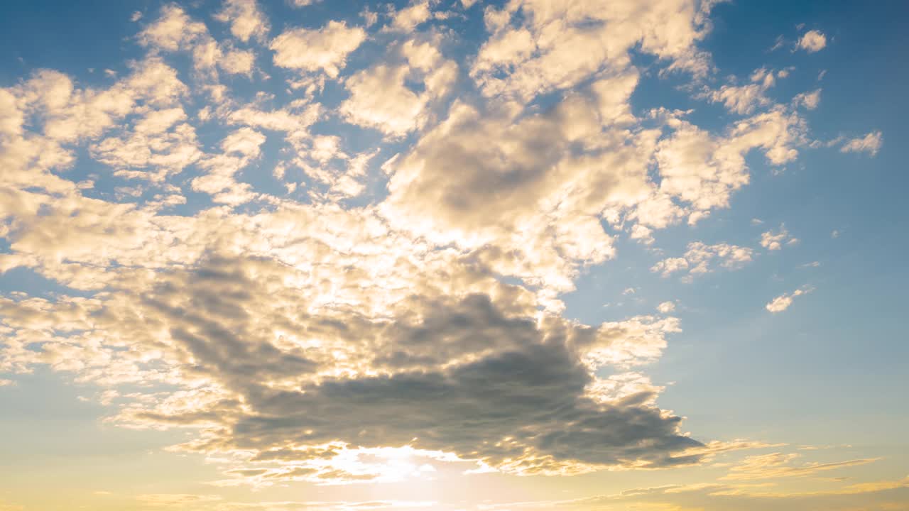 时间流逝戏剧性的日落天空范围美丽的风景黄昏金色的时间充满活力的天空。美丽的风景生动的全景风景黎明戏剧性的天空时间流逝。日出景观金色天空阳光视频素材