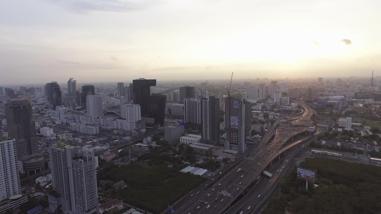 鸟瞰曼谷市在清晨与美丽的日出视频素材