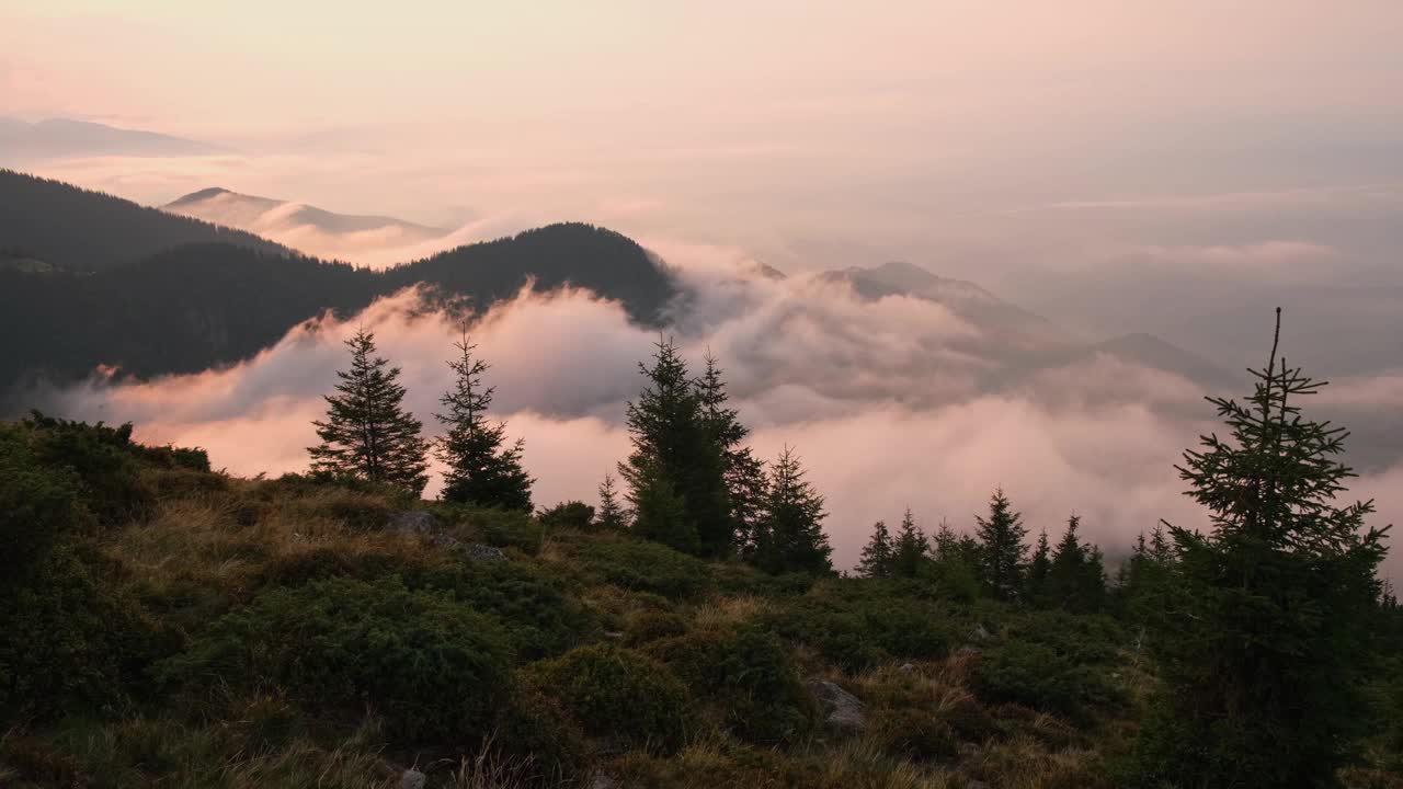 4k剪辑与Fagaras山云景风景在夏末视频素材