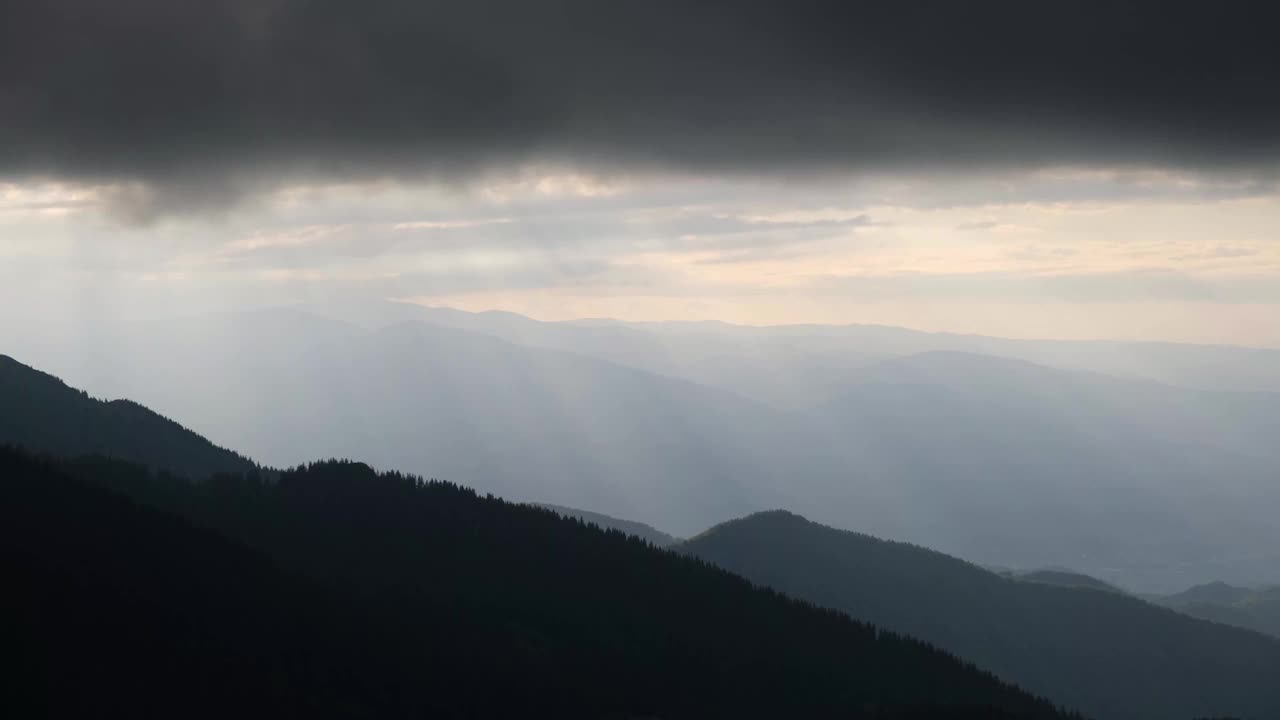 4k剪辑与Fagaras山云景风景在夏末视频素材