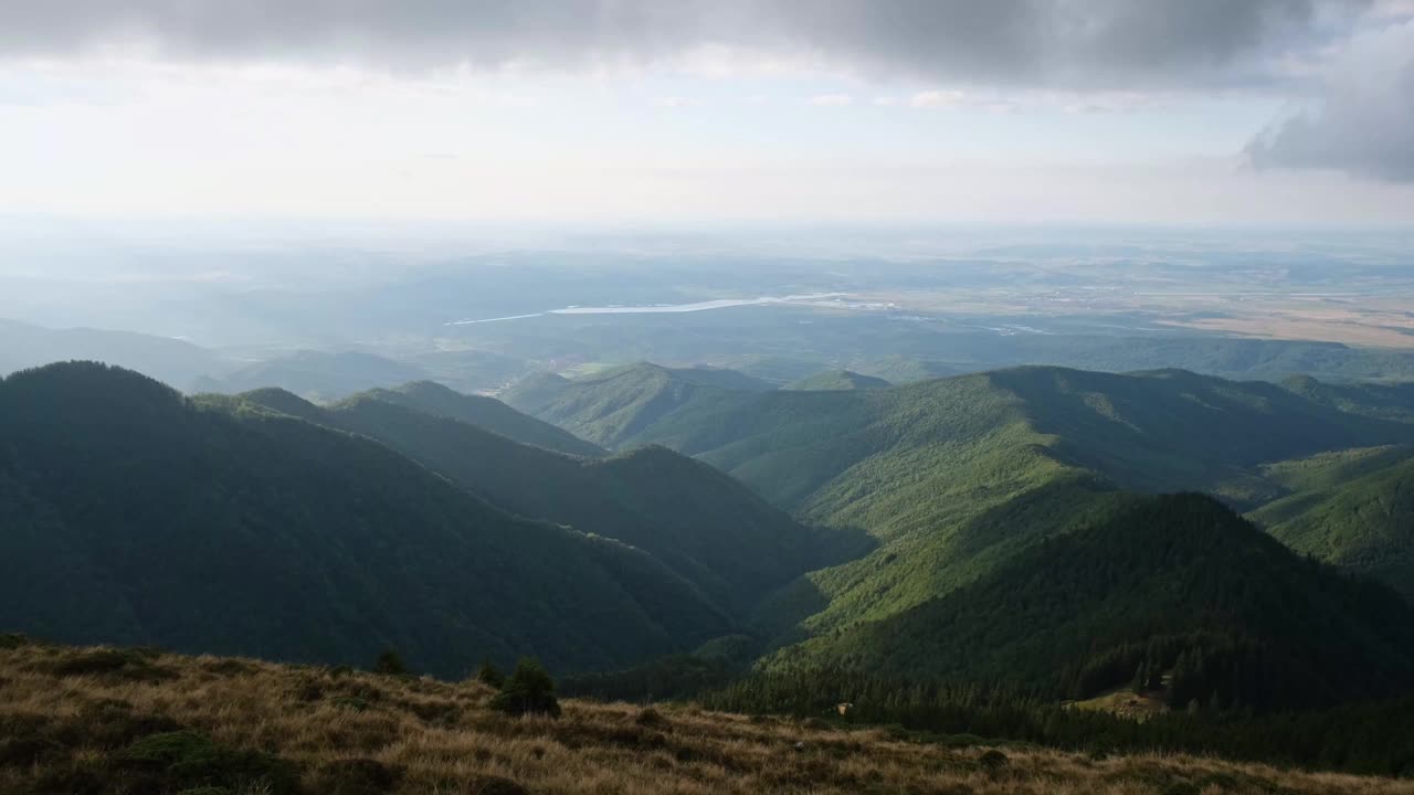 4k剪辑与Fagaras山云景风景在夏末视频素材