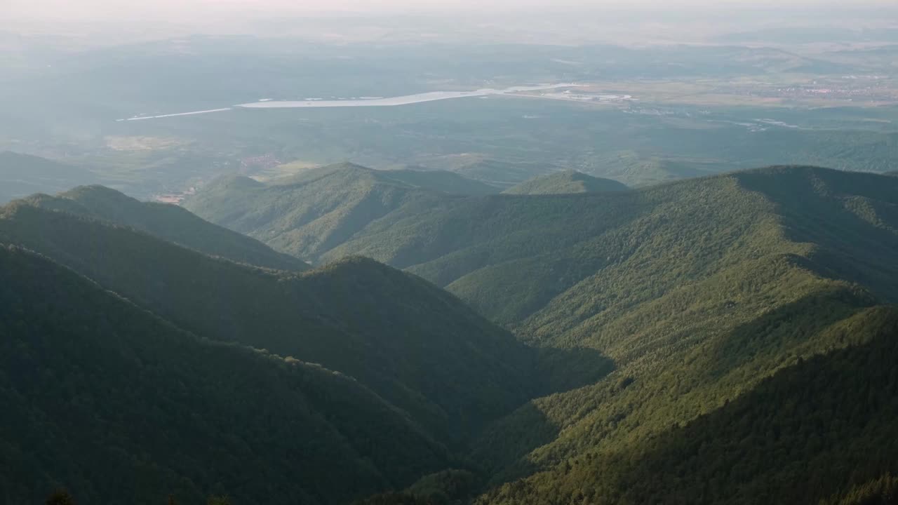 4k剪辑与Fagaras山云景风景在夏末视频素材