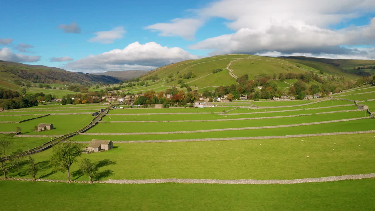 英格兰北约克郡的山谷，丘陵和凯特维尔村视频素材