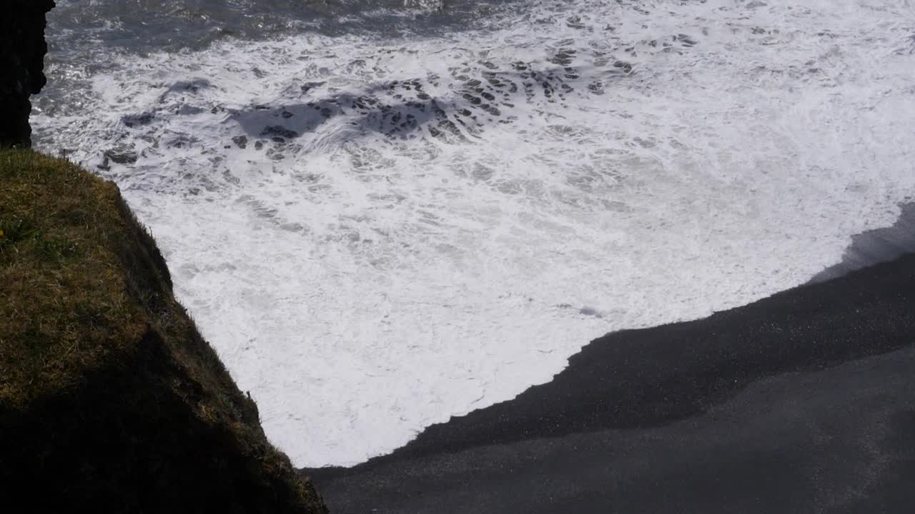 黑色沙滩上海浪的超慢运动视频素材