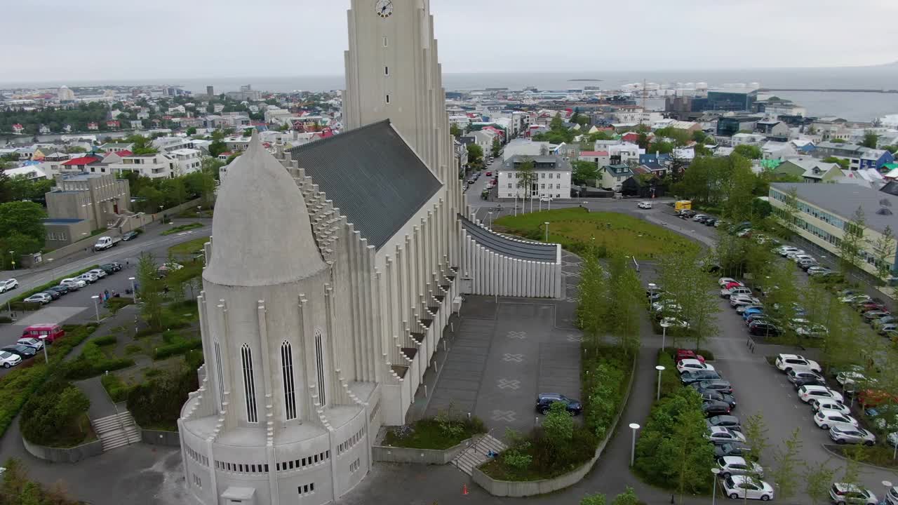 冰岛雷克雅未克Hallgrimskirkja教堂的航拍画面视频素材