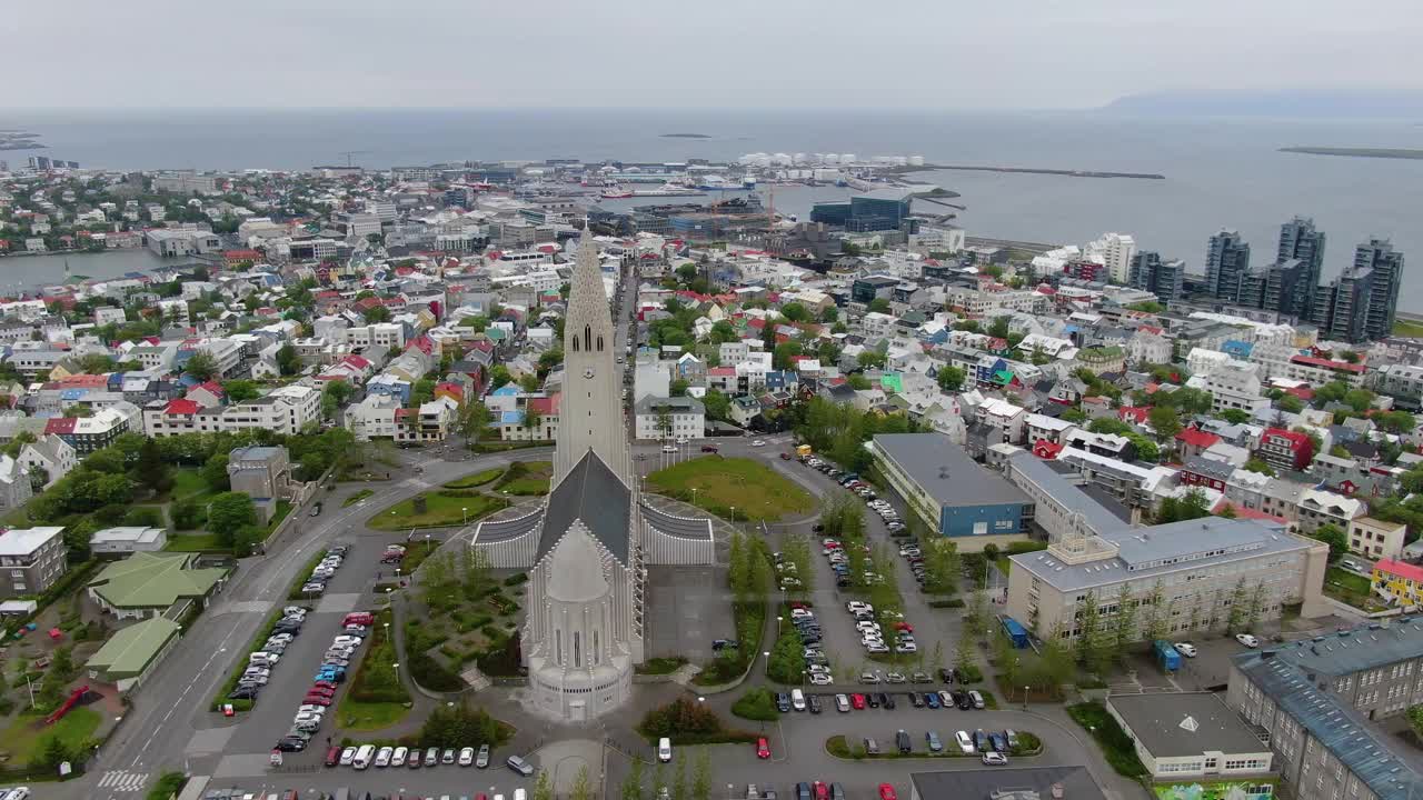 冰岛雷克雅未克Hallgrimskirkja教堂的航拍画面视频素材