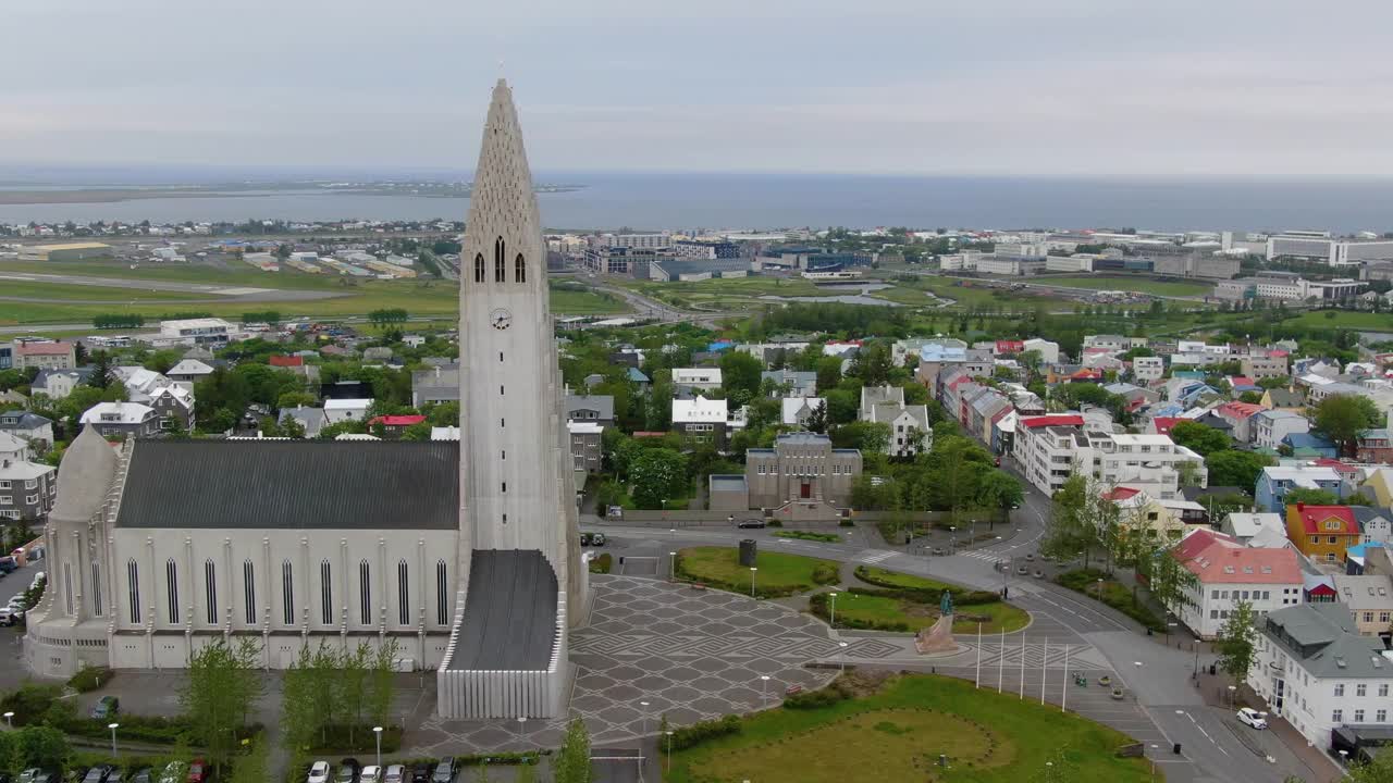 冰岛雷克雅未克Hallgrimskirkja教堂的航拍画面视频素材