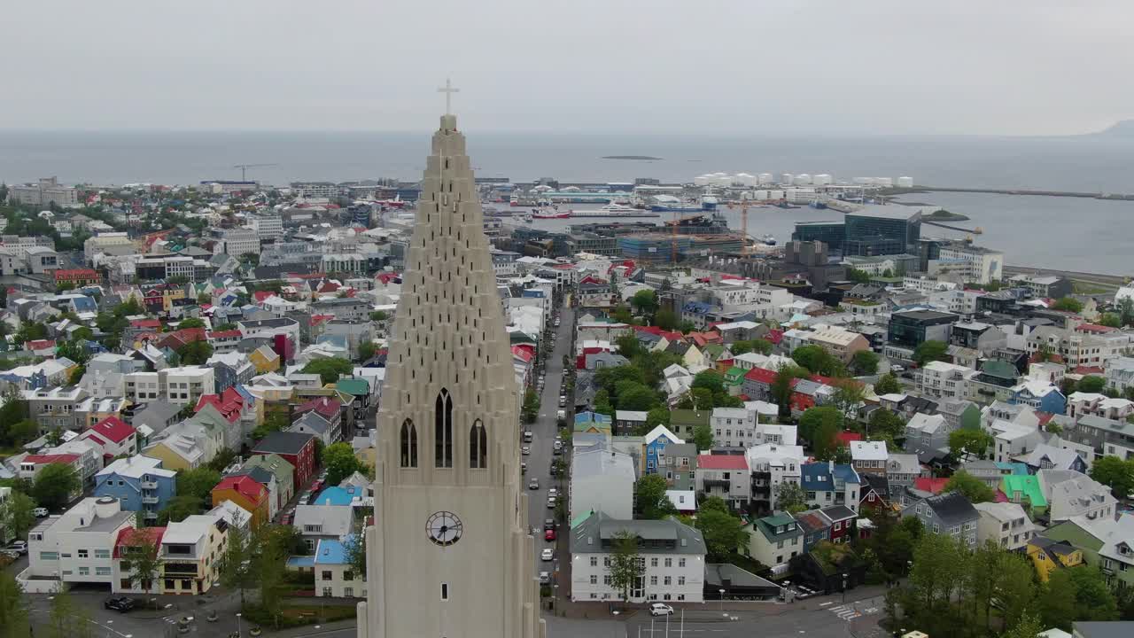 冰岛雷克雅未克Hallgrimskirkja教堂的航拍画面视频素材