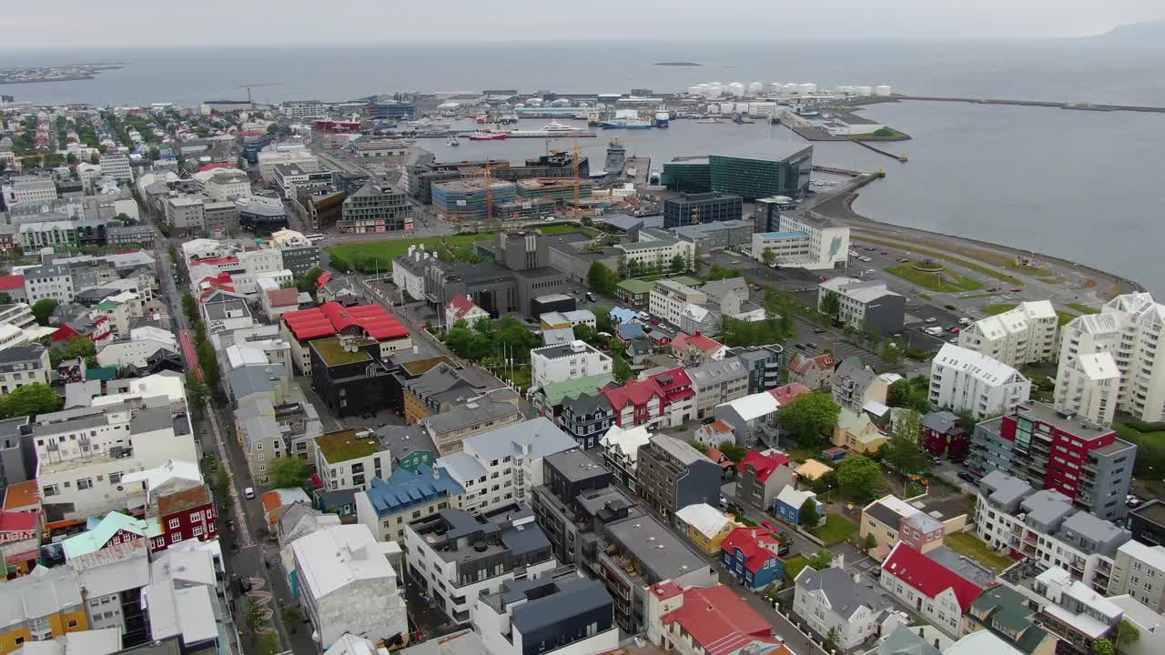 无人机正在冰岛首都雷克雅未克上空飞行视频素材