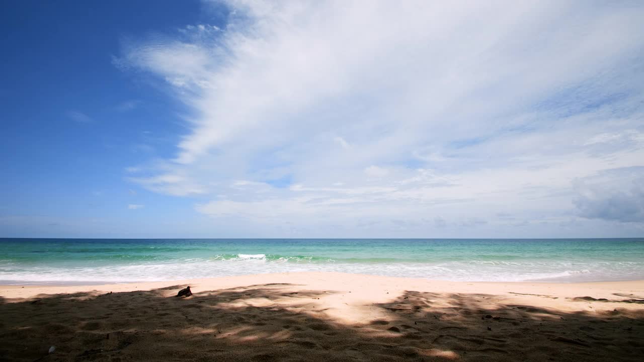 泰国普吉岛的海滩。美丽的热带海滩，蓝天白云。热带海滩与海浪冲击空海滩。安达曼海沙和天空在美丽的夏日假期视频素材