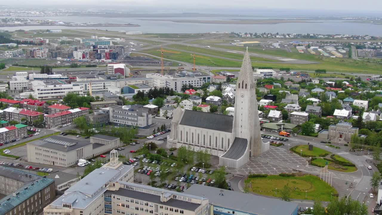 无人机正在冰岛首都雷克雅未克上空飞行视频素材