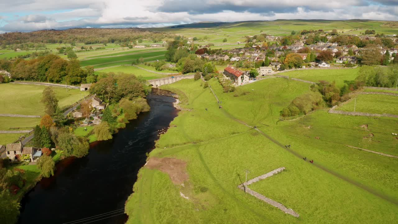 River Warfe & Grassington村，北约克郡，英格兰视频素材