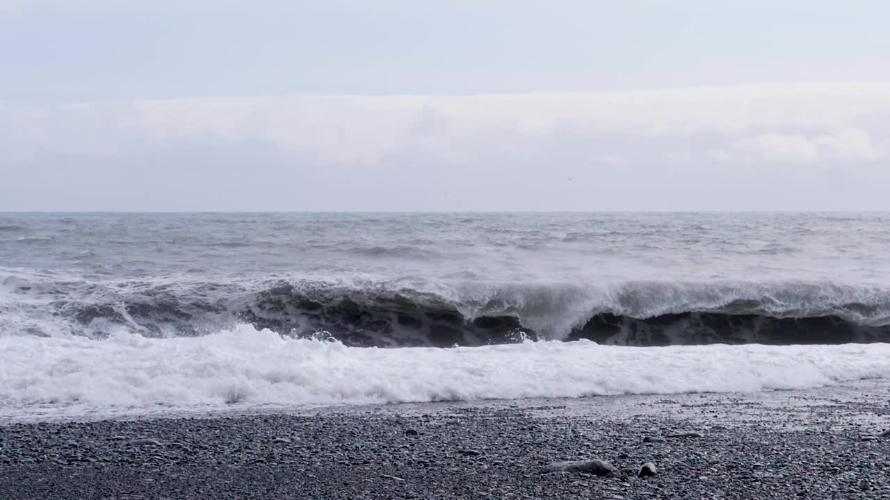 大西洋海浪在雷尼斯菲加拉黑海滩在冰岛-超级慢动作视频素材