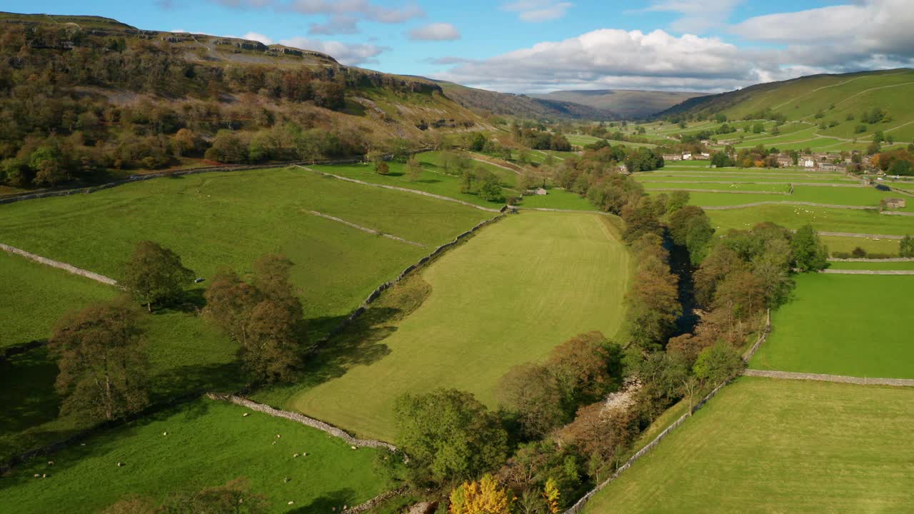 River Warfe, Rocky Crag & Hills，北约克郡，英格兰视频素材