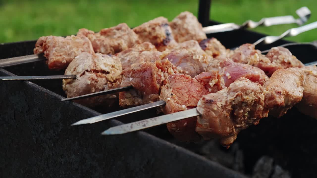 热烧烤烧烤烤肉串木炭熟的肉。近距离视频素材