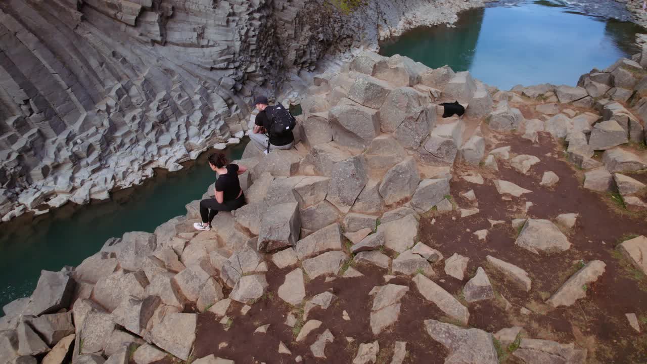 游客在冰岛中部的大石崖与河流视频素材