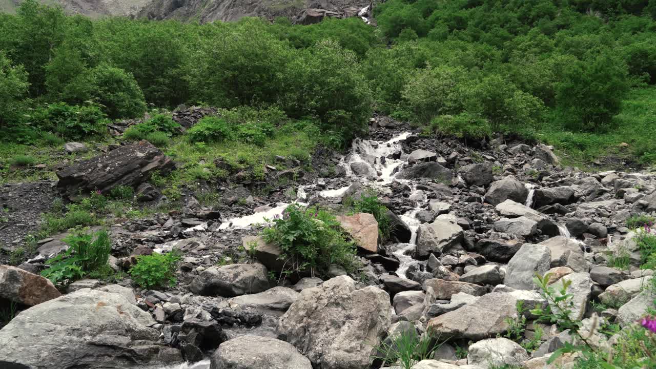 山瀑布中水流在石头上飞溅。视频素材