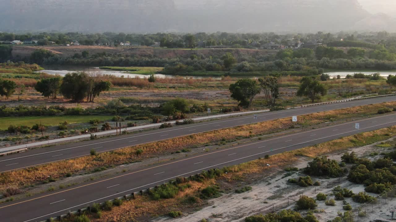 双向公路上的长途半挂车视频素材