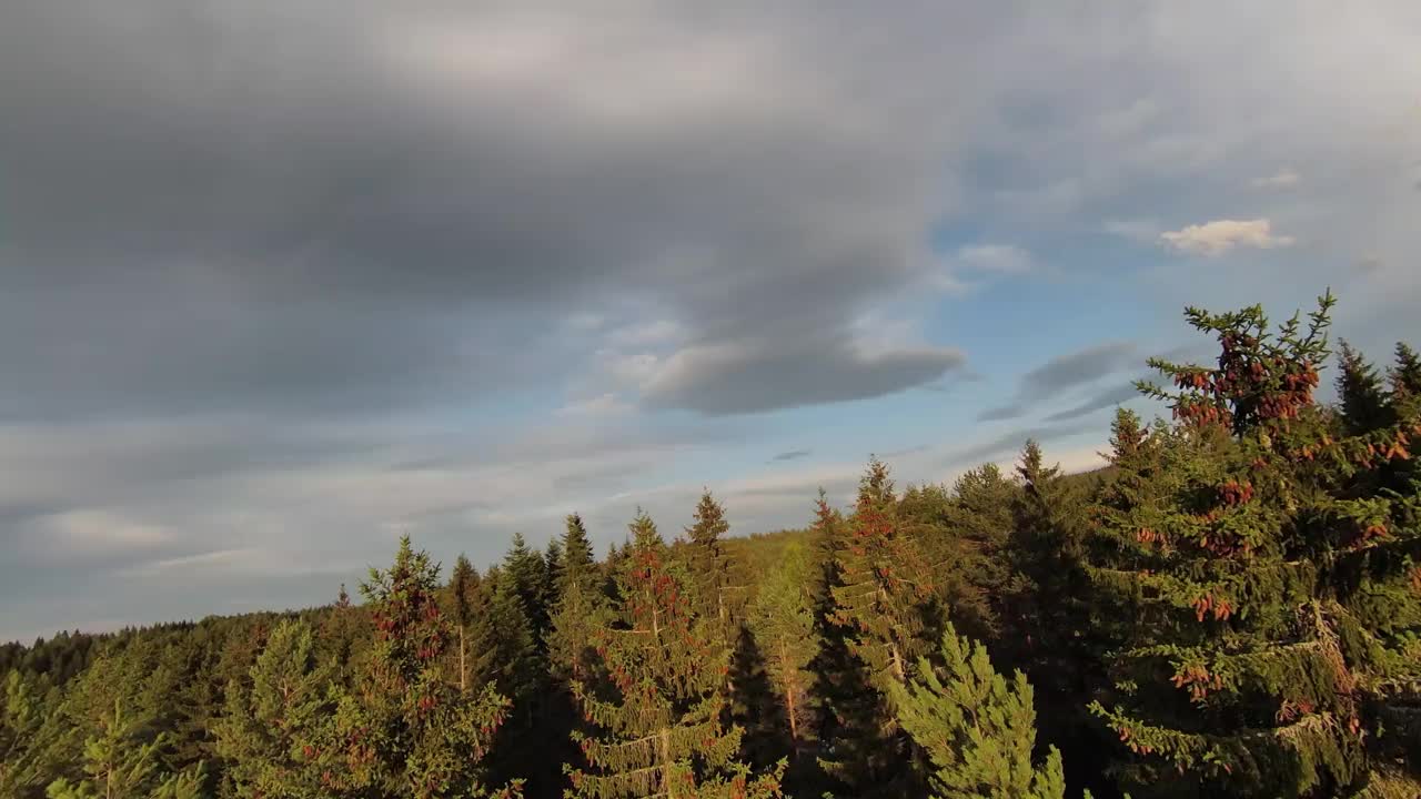 空中电影拍摄高速运动fpv无人机飞越天然山崖包围惊人的自然岩石地形与绿色植被在日落或日出。视频素材