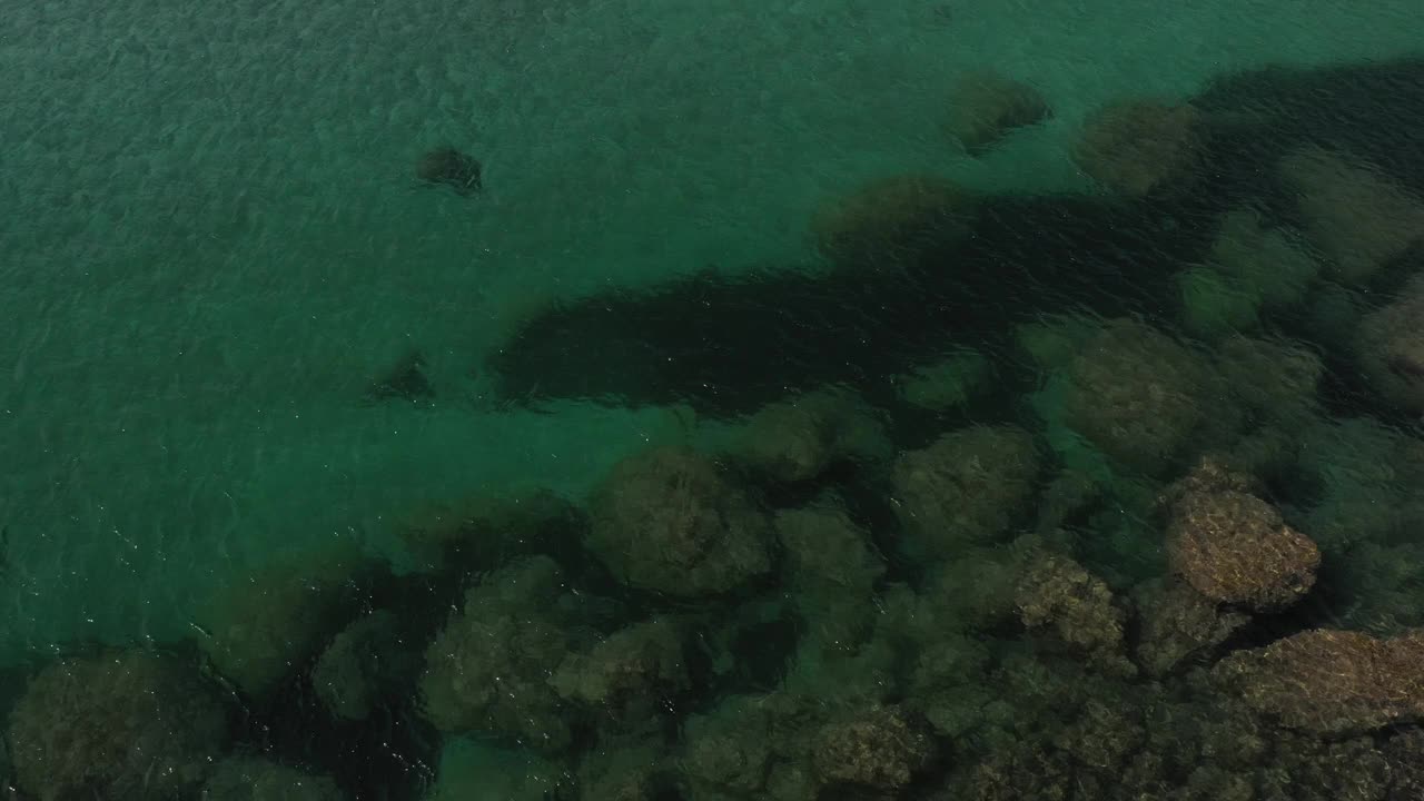 在Menorca，无人驾驶飞机看到了人们在水中，没有人在Menorca视频素材