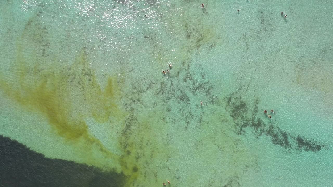 在Menorca，无人驾驶飞机看到了人们在水中，没有人在Menorca视频素材