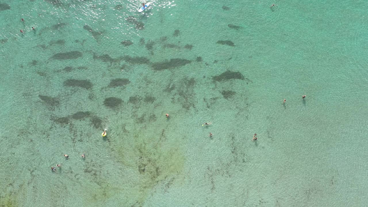 在Menorca，无人驾驶飞机看到了人们在水中，没有人在Menorca视频素材