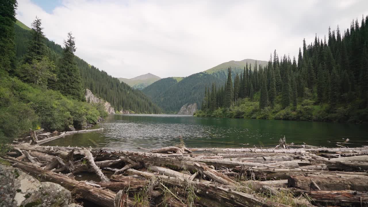 哈萨克斯坦山区绿松石湖的风景视频素材