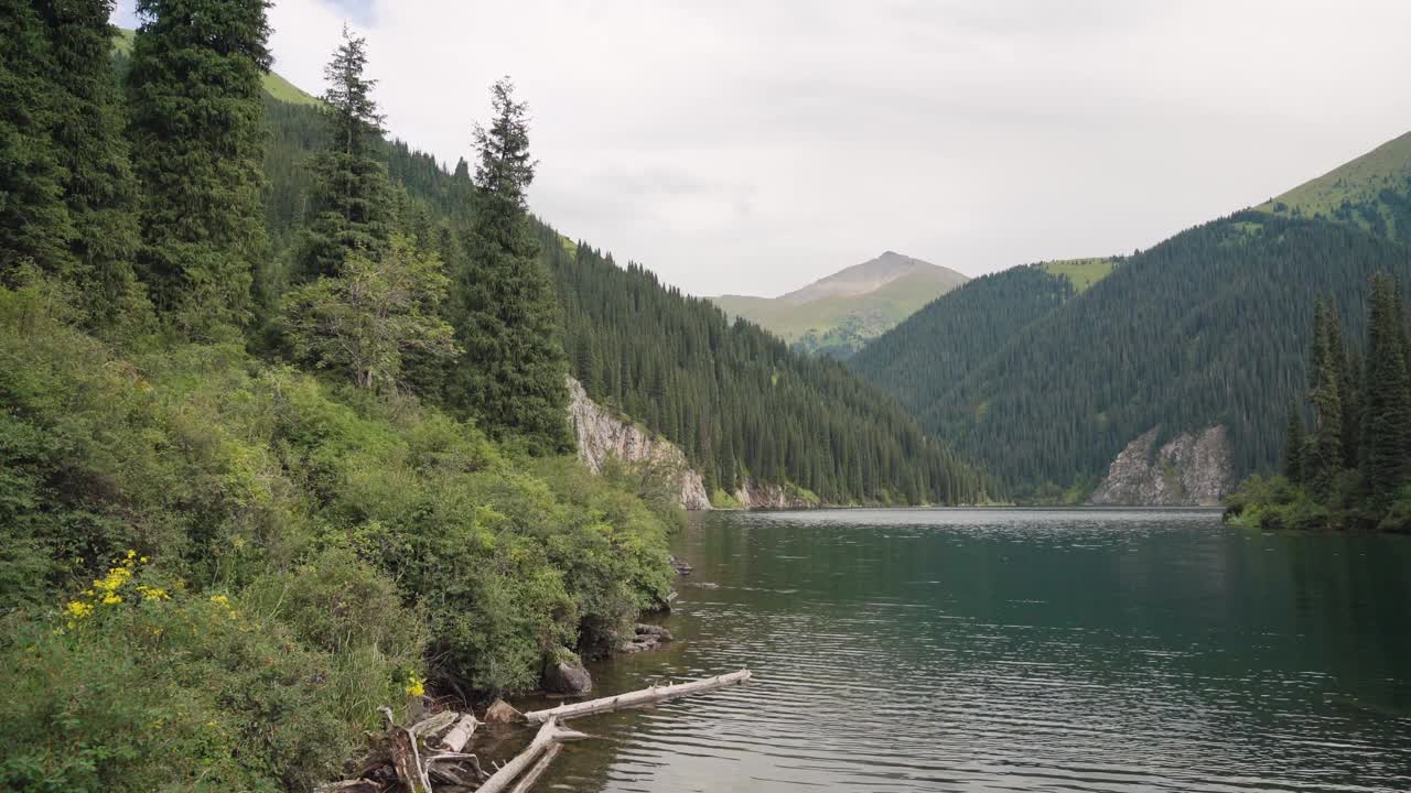 哈萨克斯坦山区绿松石湖的风景视频素材