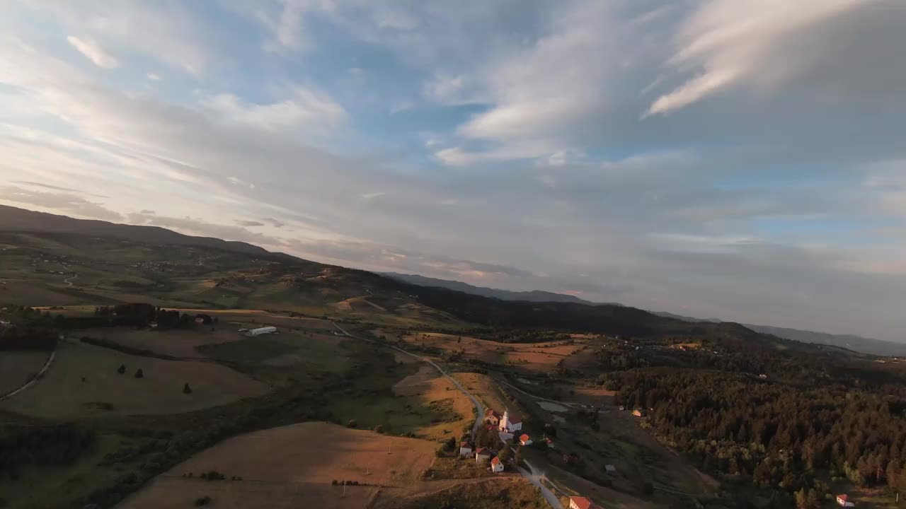 空中电影拍摄高速运动fpv无人机飞越天然山崖包围惊人的自然岩石地形与绿色植被在日落或日出。视频素材