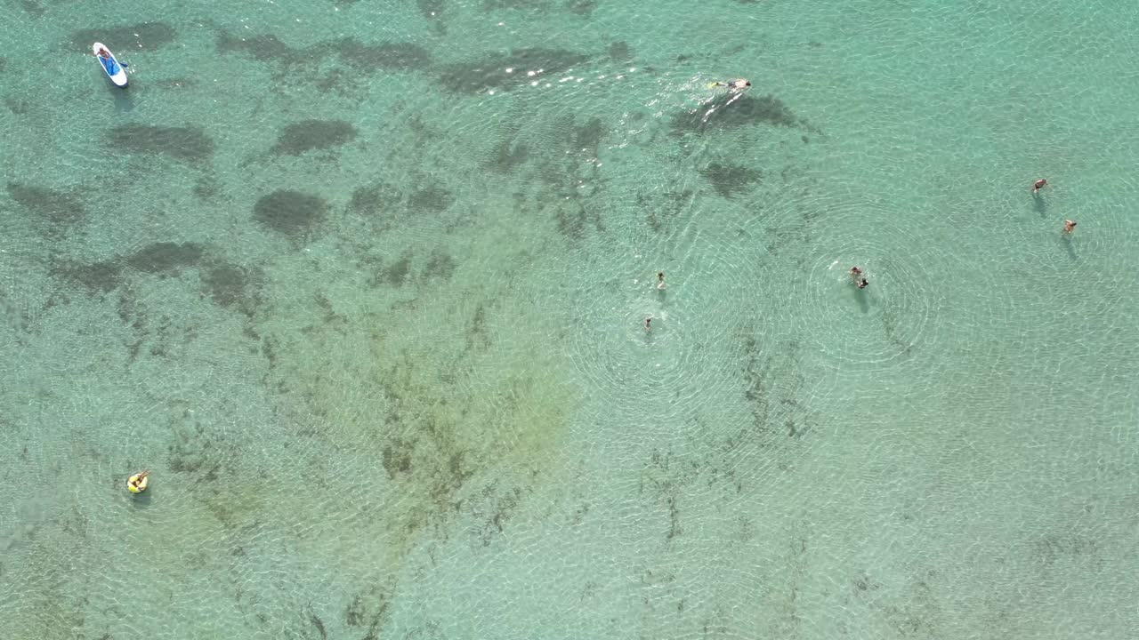 在Menorca，无人驾驶飞机看到了人们在水中，没有人在Menorca视频素材