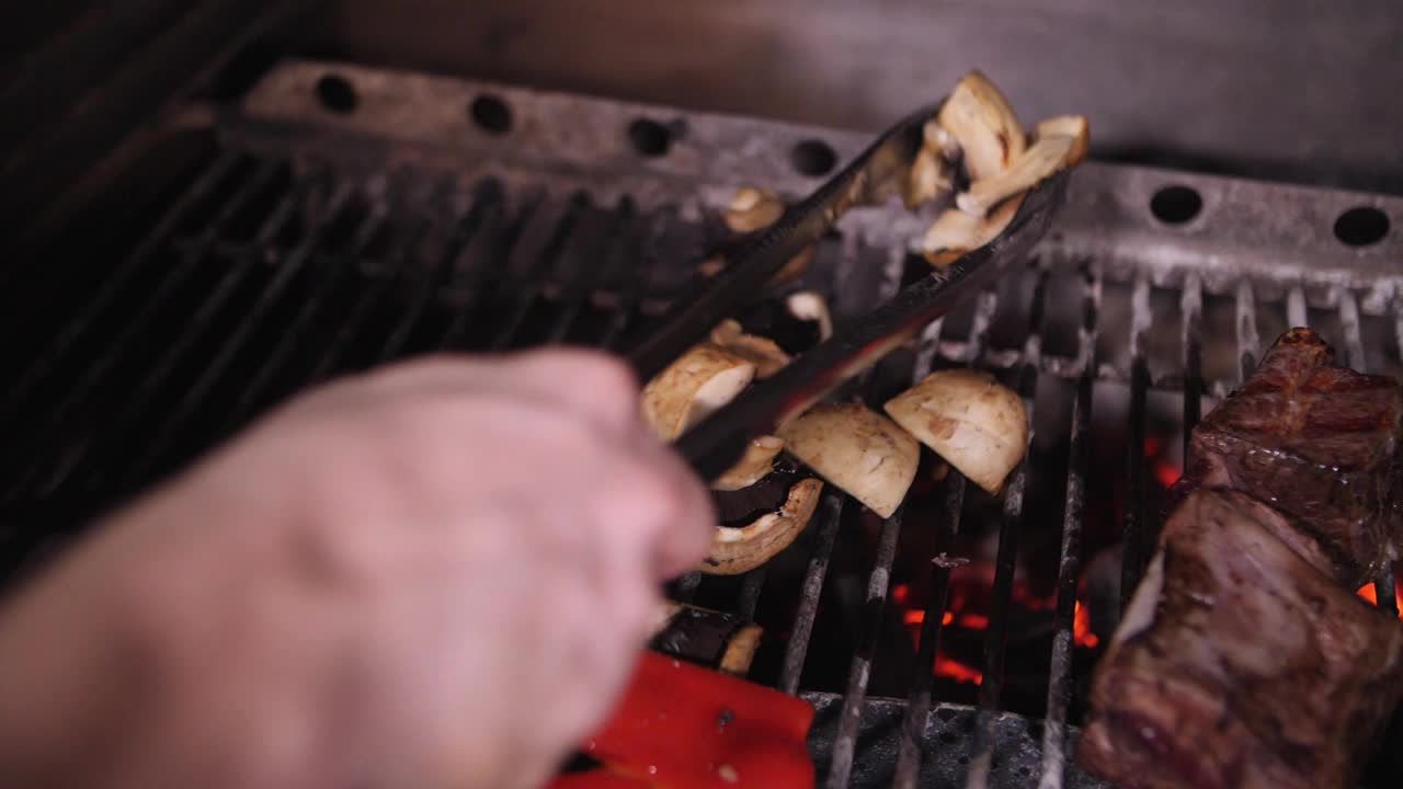 肉和蔬菜是在烤架上烤的视频素材