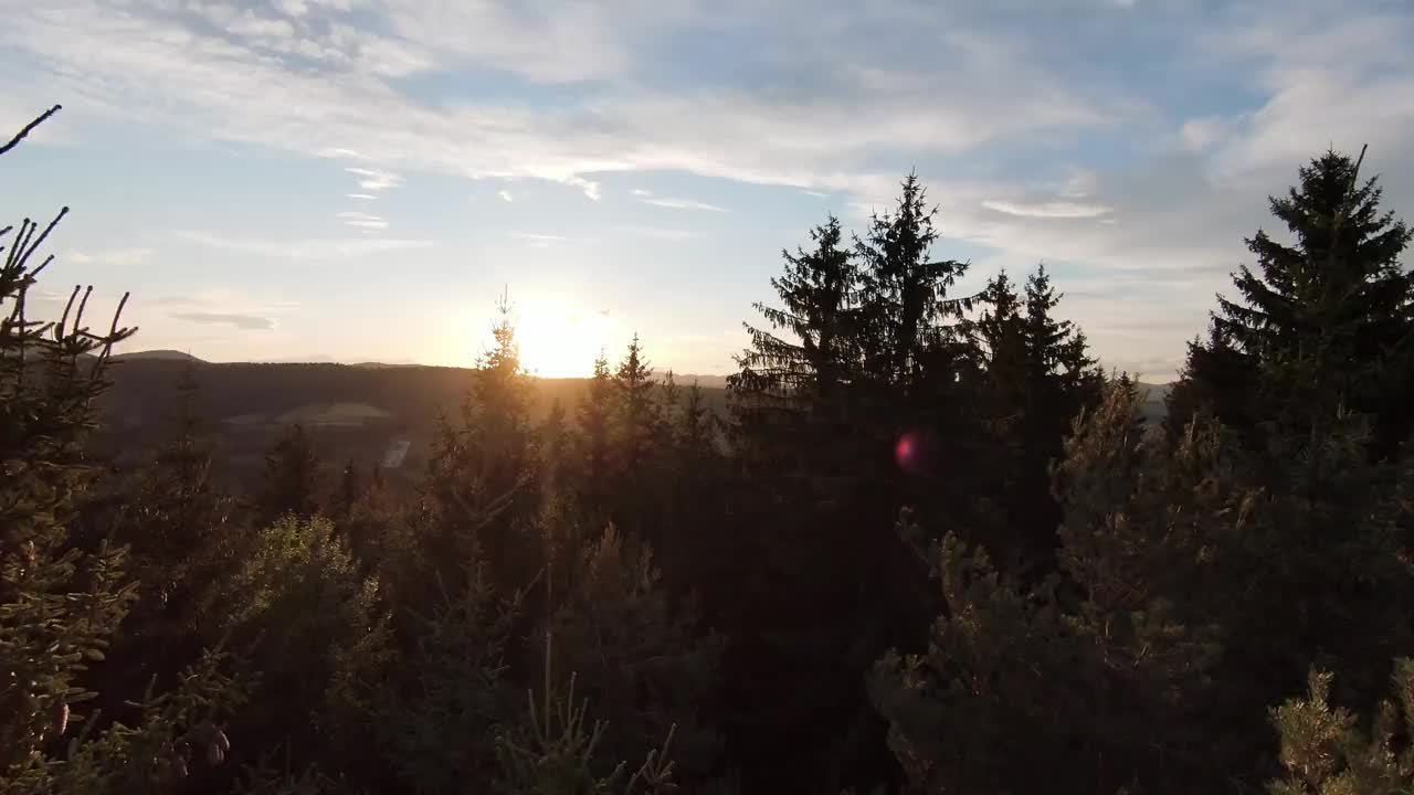 空中电影拍摄高速运动fpv无人机飞越天然山崖包围惊人的自然岩石地形与绿色植被在日落或日出。视频素材