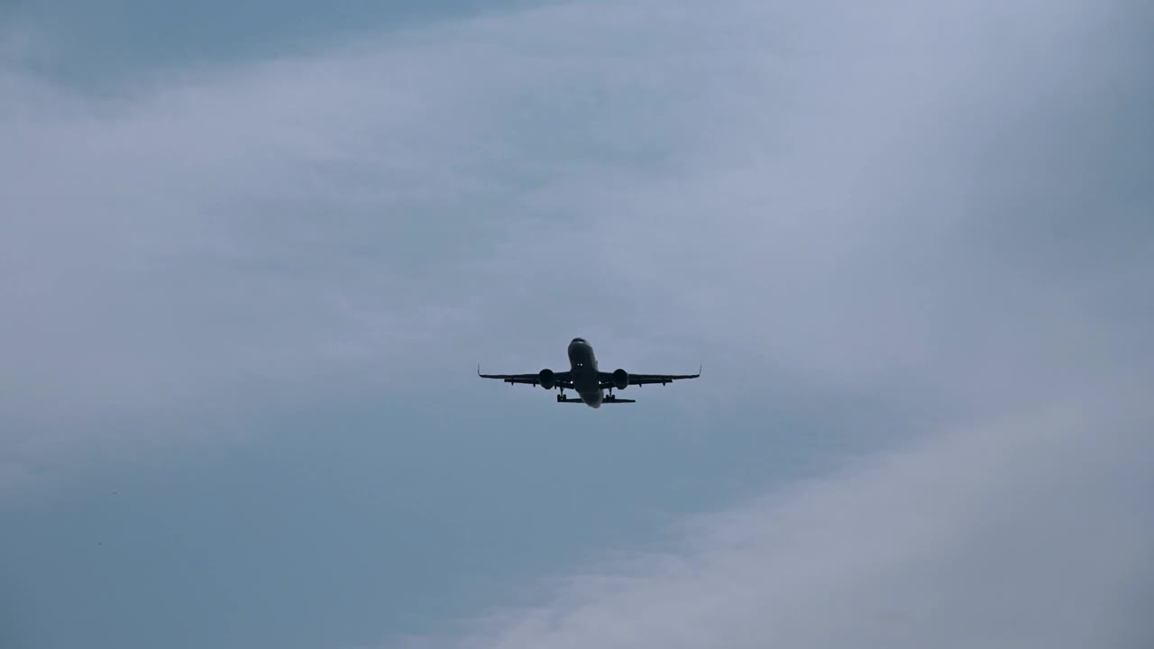 在阳光明媚的日子里，一架飞机在空中飞行。视频素材