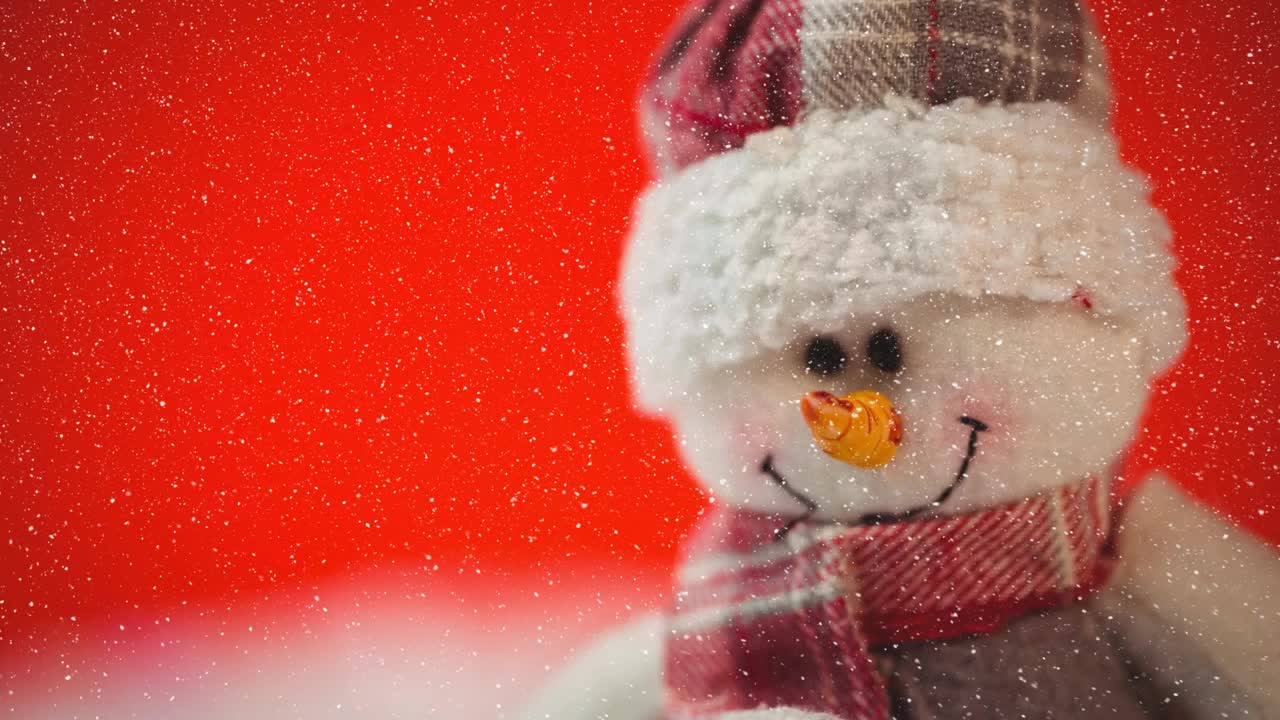 动画的雪落在接近雪人在红色的背景视频素材