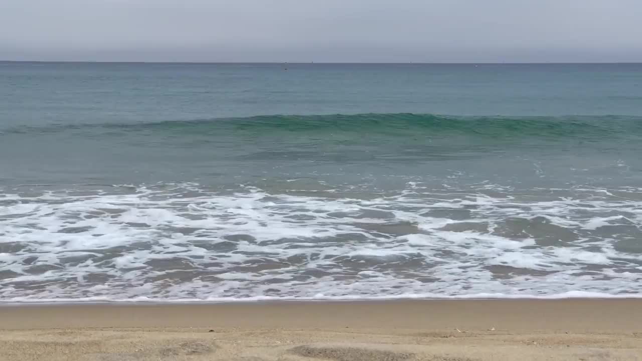 海滩上的波浪特写视频素材